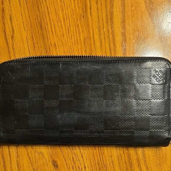 Louie Vuitton Damier Black Leather Wallet - Picture 2 of 13